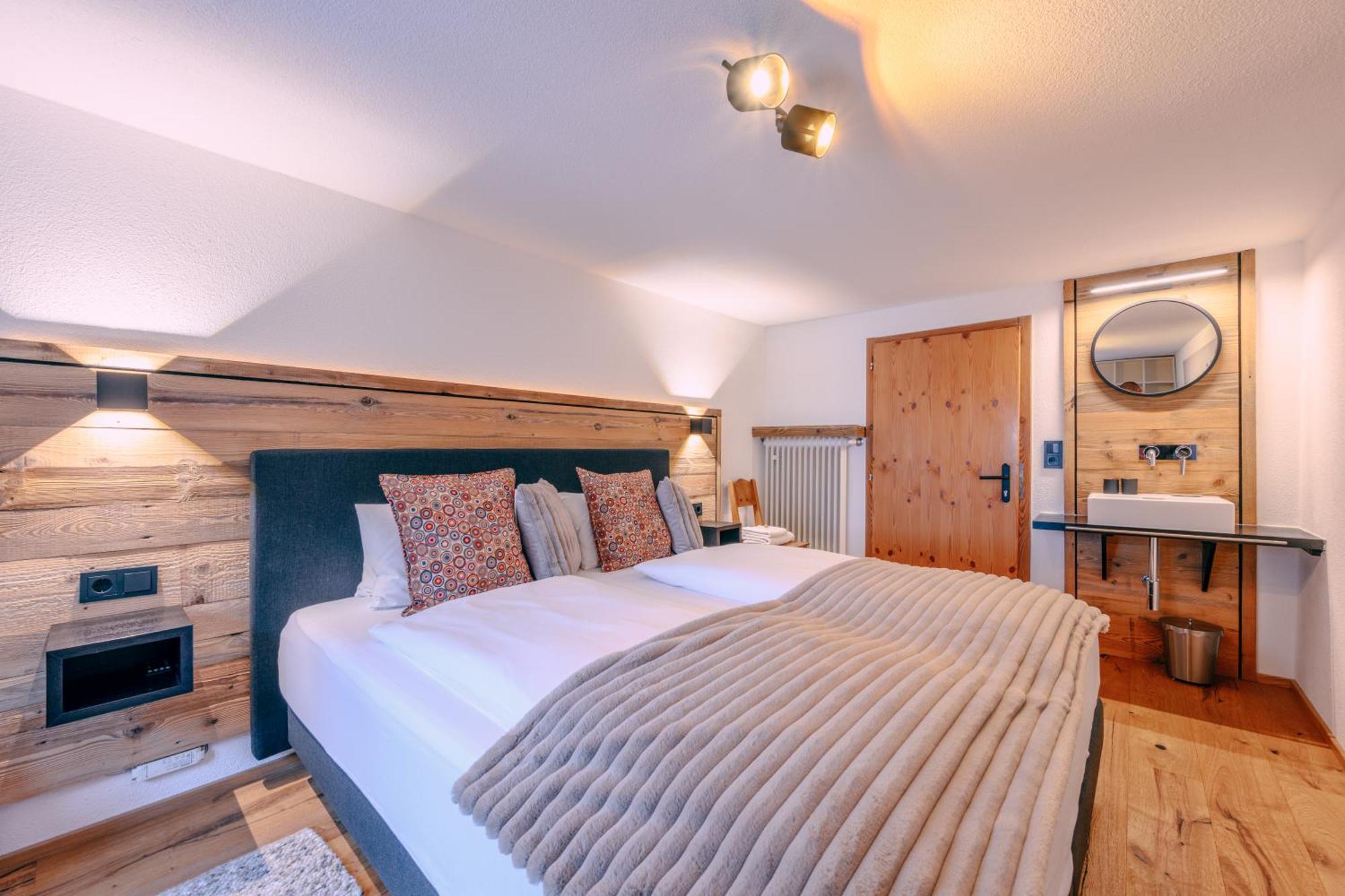 Haus Richard Falch - Inklusive Kostenloser Premium-Sommerkarte Sankt Anton am Arlberg Dış mekan fotoğraf